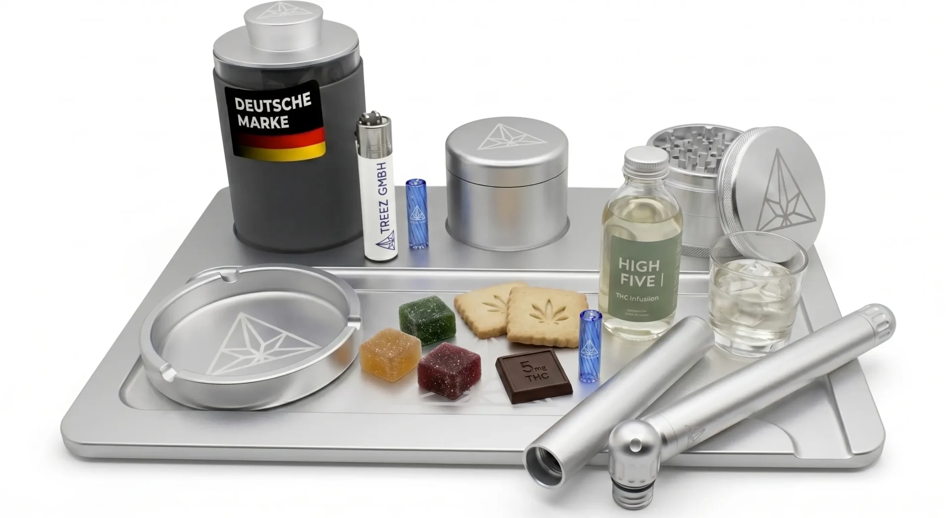 Komplettes Premium-Silber-Rolling-Tray-Set mit Cannabis-Zubehör, Grinder, Aschenbecher, THC-Gummies, THC-Keksen, THC-Schokolade, einer Flasche "HIGH FIVE" THC-Infusion und einem Glas Eiswasser vor weißem Hintergrund.