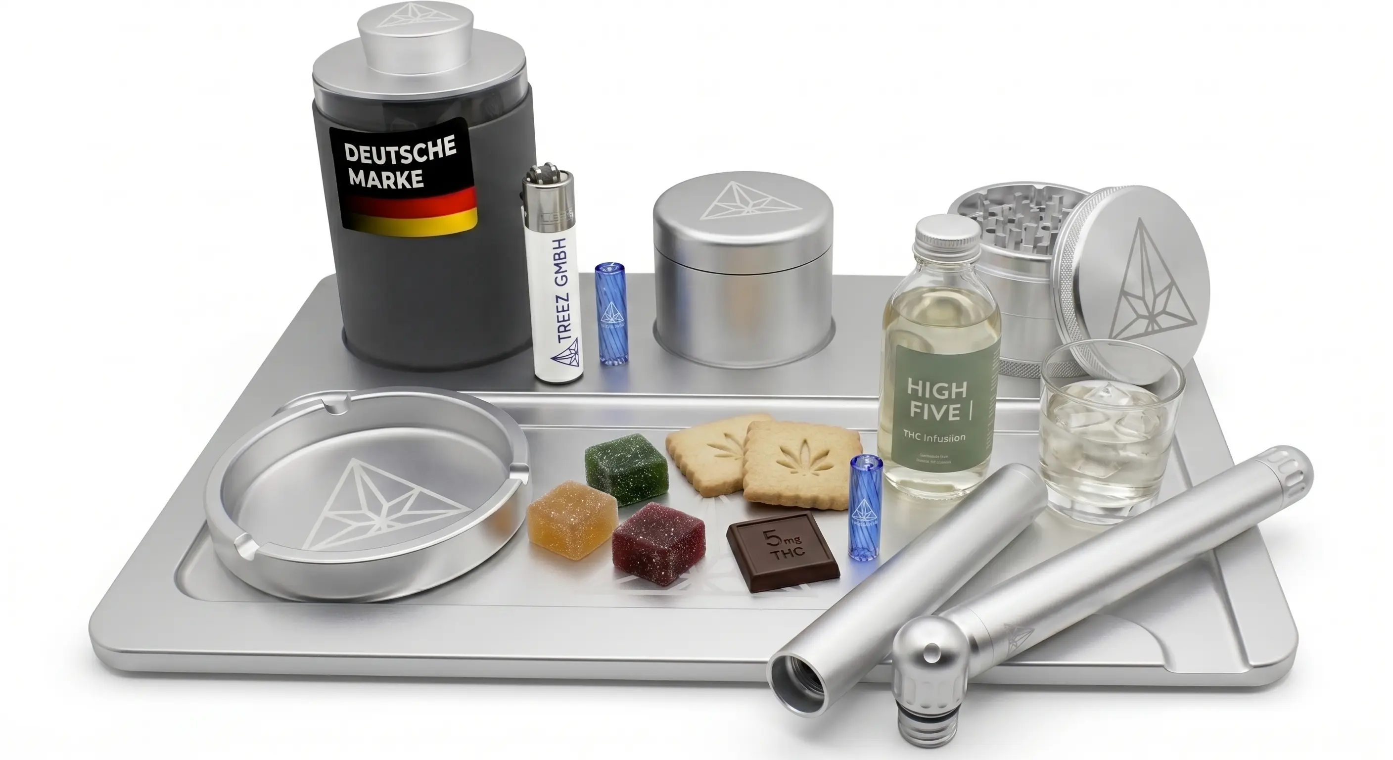 Komplettes Premium-Silber-Rolling-Tray-Set mit Cannabis-Zubehör, Grinder, Aschenbecher, THC-Gummies, THC-Keksen, THC-Schokolade, einer Flasche "HIGH FIVE" THC-Infusion und einem Glas Eiswasser vor weißem Hintergrund.