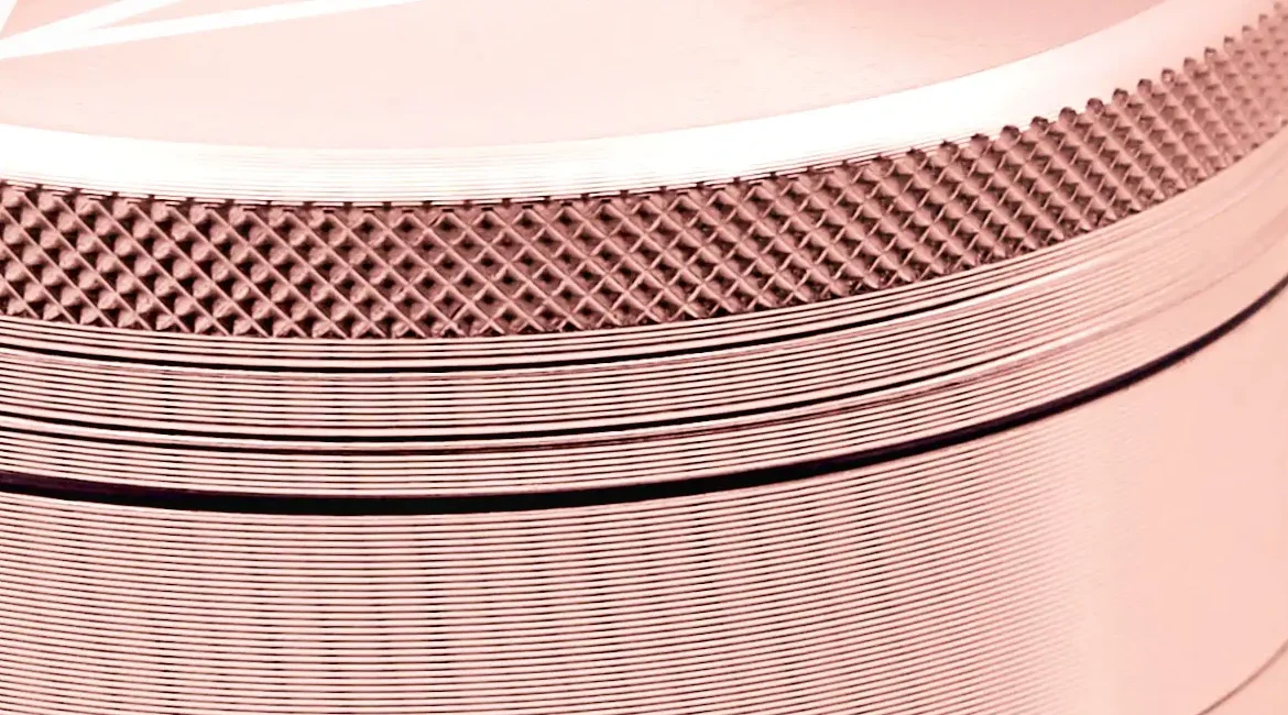 Nahaufnahme der Rändelung am Precision Grinder in Blush